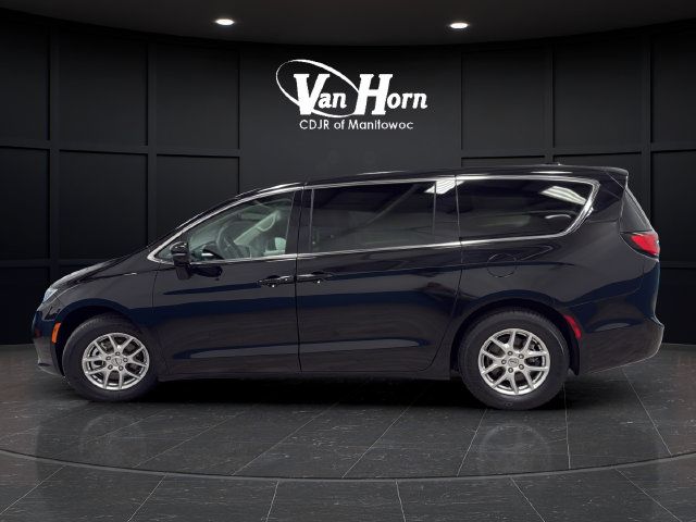 Used 2024 Chrysler Pacifica Touring-L FWD image 4