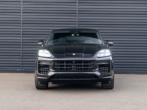 Certified 2025 Porsche Cayenne S image 11
