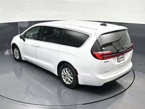 Certified 2024 Chrysler Pacifica Touring-L FWD image 57