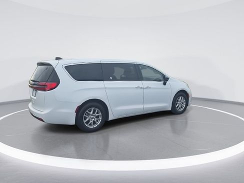 Used 2024 Chrysler Pacifica Touring-L image 8
