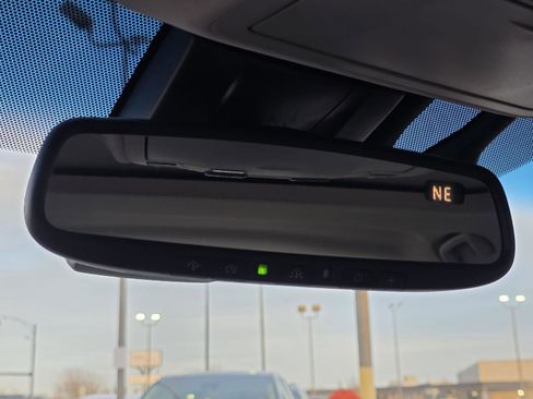 Used 2018 Toyota Avalon Limited image 27