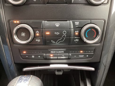 Used 2019 Ford Explorer XLT image 21