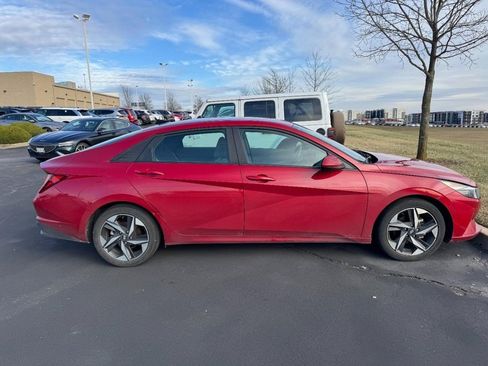Used 2023 Hyundai Elantra SEL w/ Convenience Package image 2