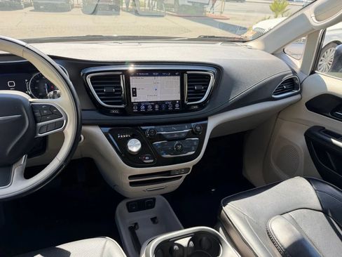 Used 2020 Chrysler Pacifica Limited FWD image 27