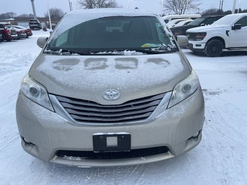 Used 2016 Toyota Sienna XLE image 13