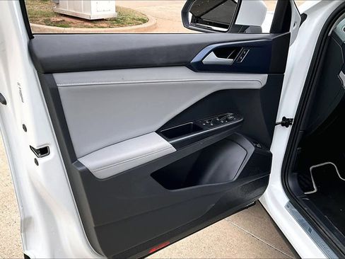 Used 2024 Volkswagen Taos SE image 17