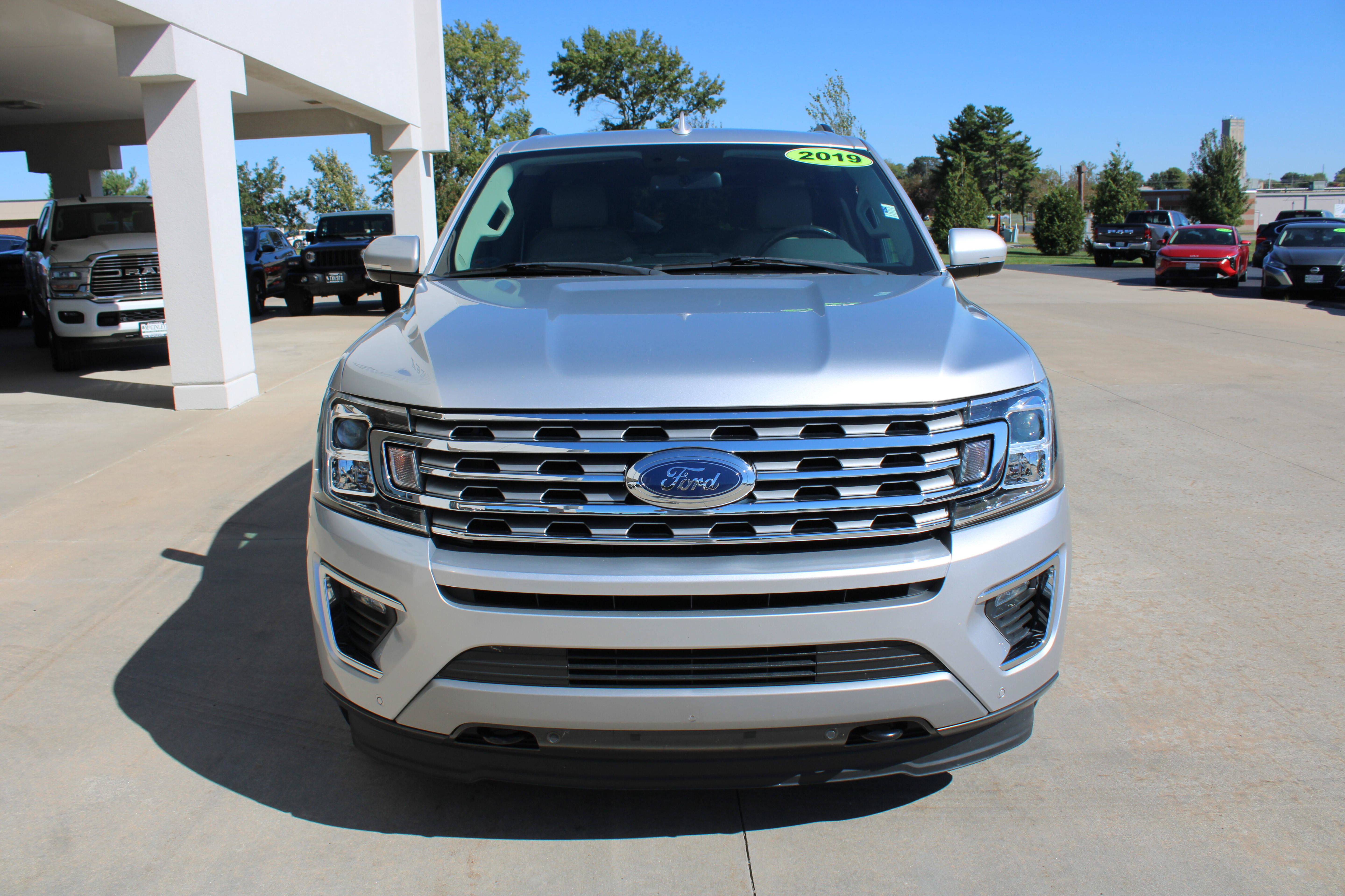 Used 2019 Ford Expedition Limited w/ Equipment Group 301A AWD/4WD image 3