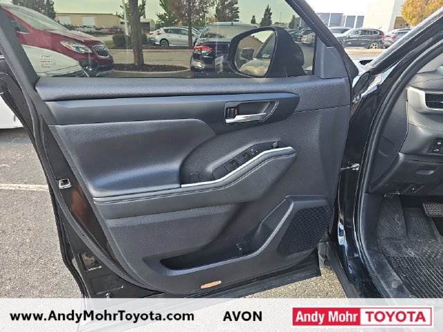 Used 2022 Toyota Highlander XLE FWD image 11