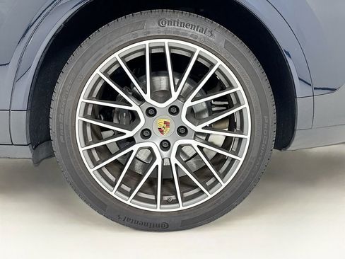 Certified 2023 Porsche Cayenne Platinum Edition AWD/4WD image 11