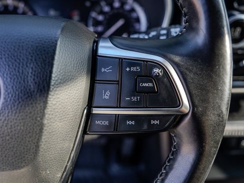 Used 2020 Toyota Highlander XLE FWD image 17
