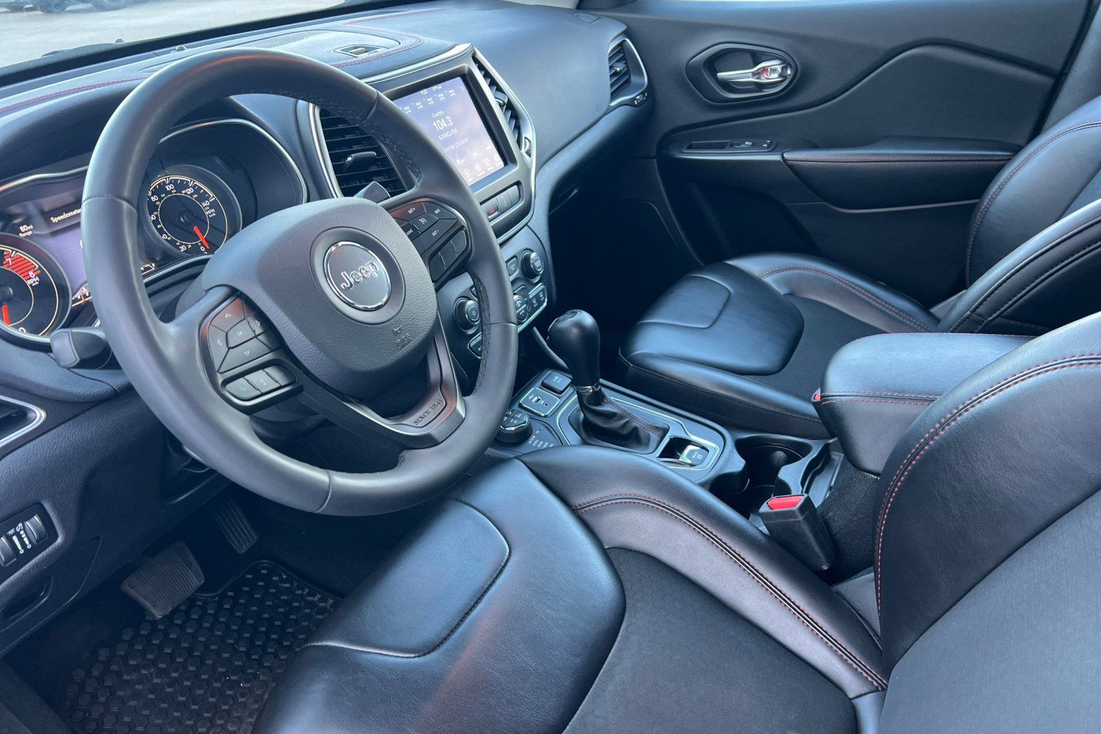Used 2021 Jeep Cherokee Trailhawk AWD/4WD image 7