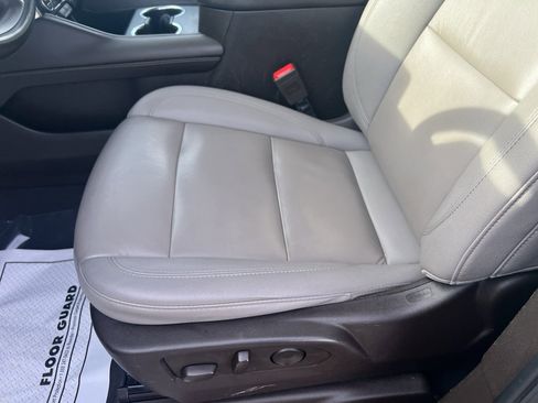 Used 2024 Chevrolet Suburban LT image 8