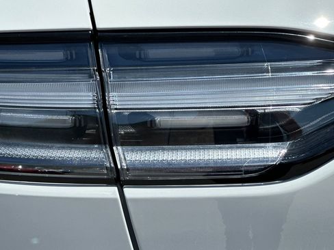 Certified 2025 Porsche Macan image 38