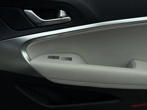 Used 2025 Genesis G70 2.5T RWD image 35
