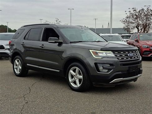Used 2017 Ford Explorer XLT w/ Equipment Group 202A image 3