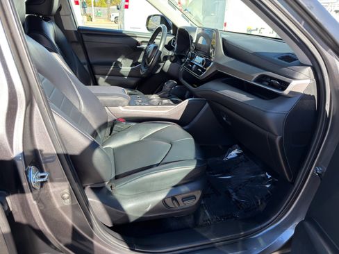 Used 2024 Toyota Highlander LE image 10