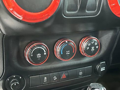 Used 2018 Jeep Wrangler Sahara w/ Connectivity Group AWD/4WD image 29