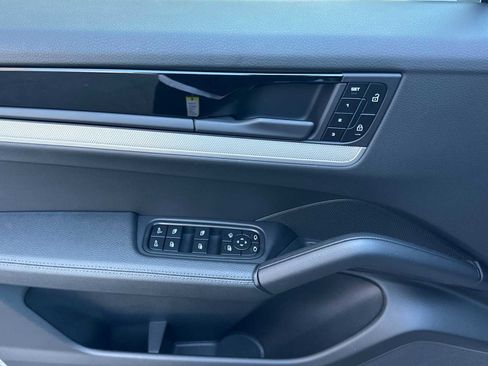 Used 2025 Porsche Cayenne image 12
