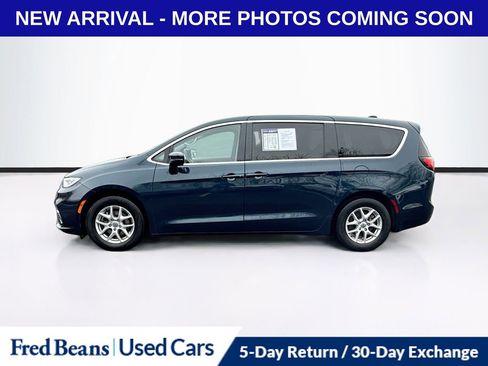 Used 2023 Chrysler Pacifica Touring-L image 4