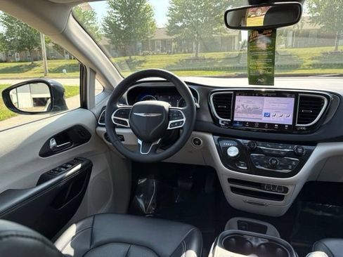 Used 2024 Chrysler Pacifica Touring-L FWD image 21