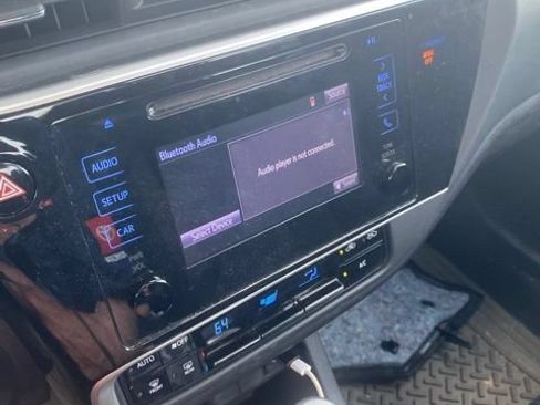 Used 2018 Toyota Corolla LE FWD image 2