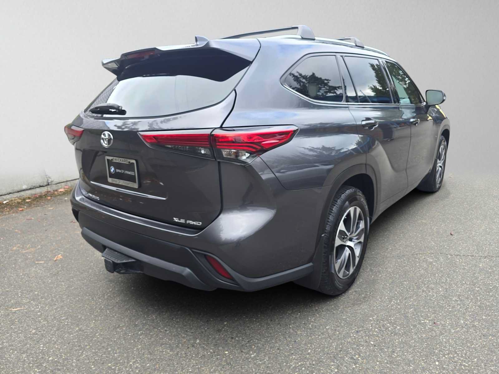 Used 2020 Toyota Highlander XLE AWD/4WD image 3