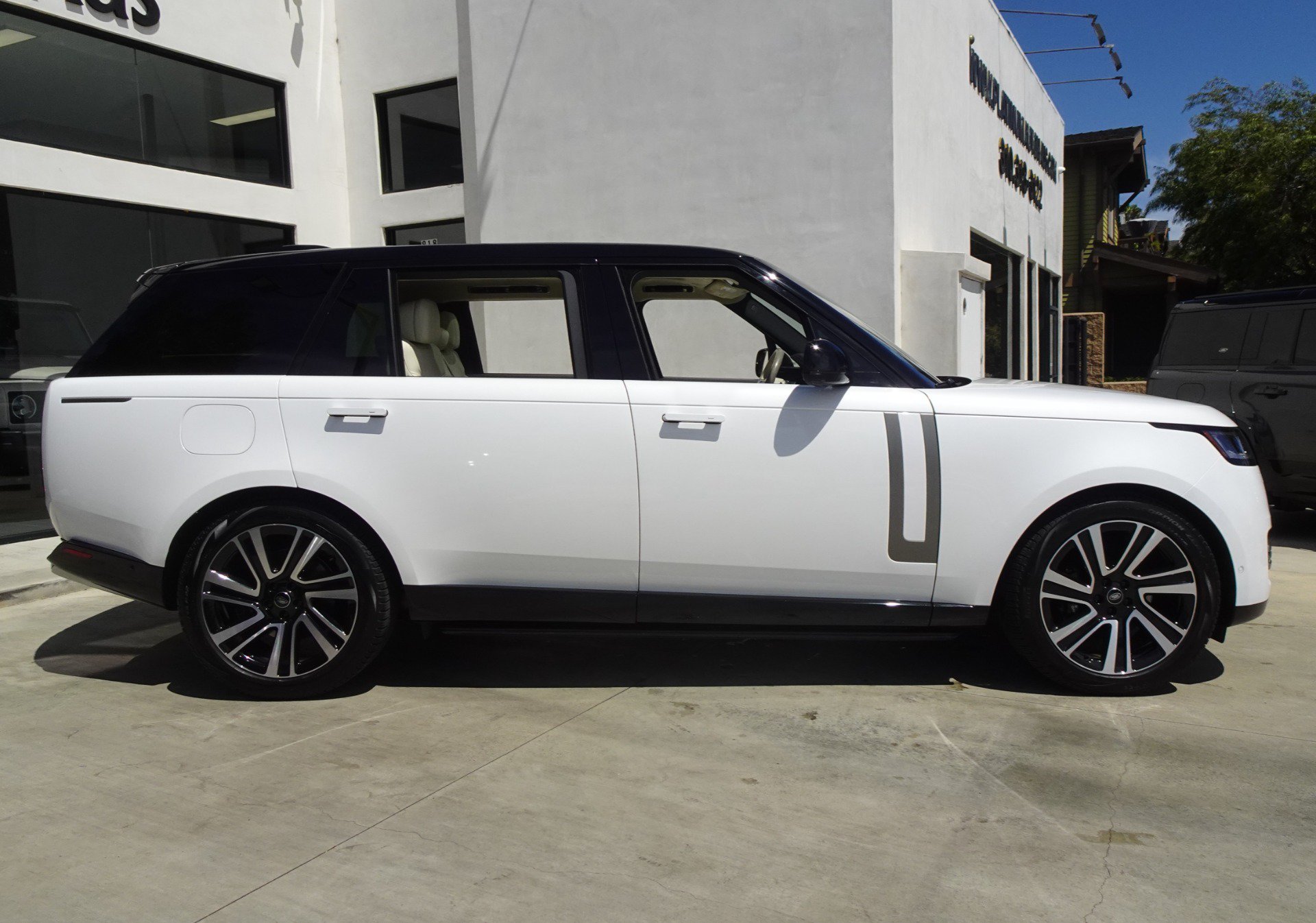 Used 2023 Land Rover Range Rover Long Wheelbase SE AWD/4WD image 8