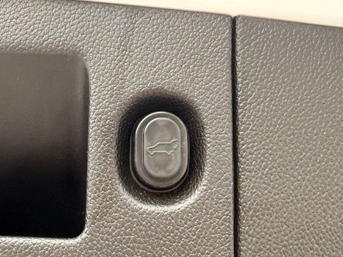 Used 2017 GMC Yukon XL SLT AWD/4WD image 13