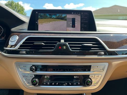 Used 2020 BMW 750i xDrive w/ Executive Package AWD/4WD image 40