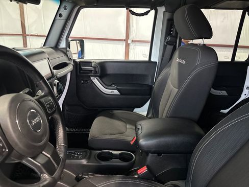 Used 2016 Jeep Wrangler Unlimited Sahara w/ Connectivity Group image 11