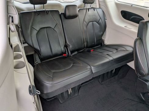 Certified 2018 Chrysler Pacifica Touring-L Plus image 28