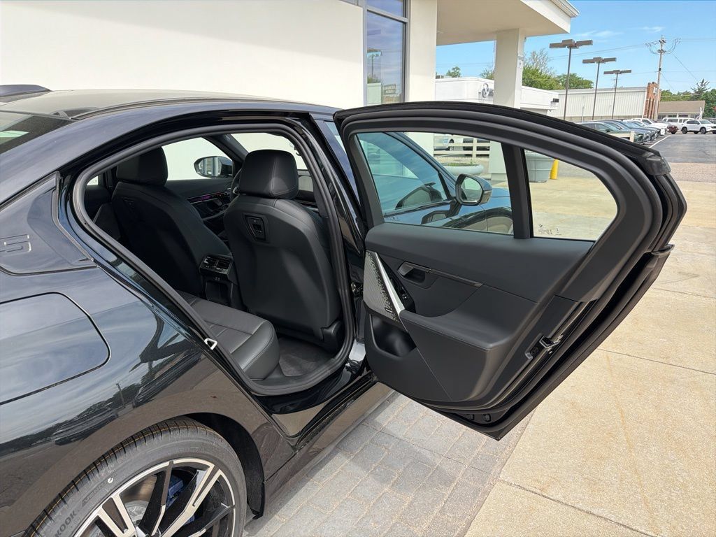 New 2027 BMW 550e xDrive AWD/4WD image 10