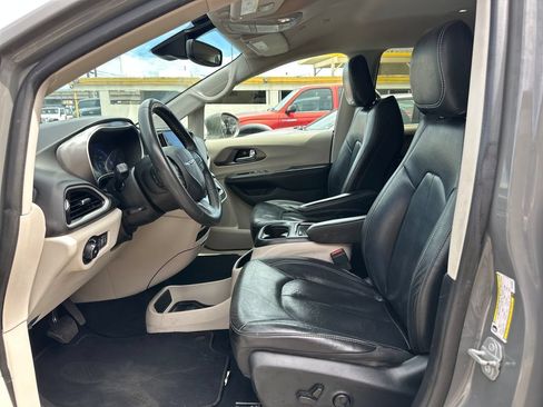 Used 2022 Chrysler Pacifica Touring-L FWD image 13