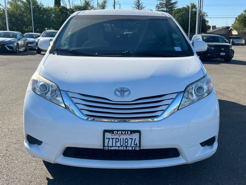 Used 2016 Toyota Sienna LE FWD image 2
