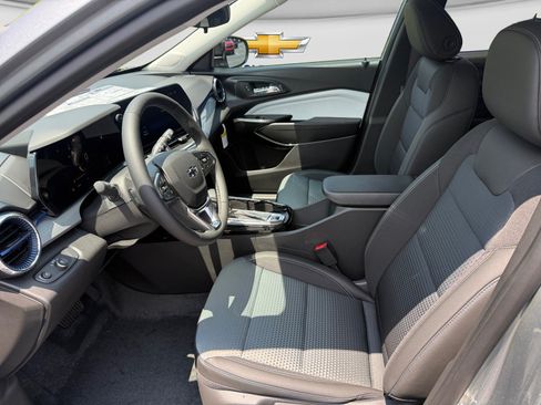 New 2026 Chevrolet Trax LT w/ Midnight Edition FWD image 9