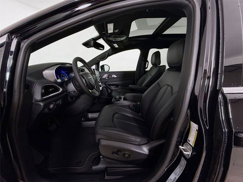 New 2026 Chrysler Pacifica Select image 11