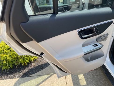 Used 2025 Mercedes-Benz GLC 300 4MATIC image 15