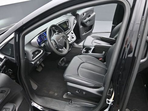 Used 2025 Chrysler Pacifica Select image 9