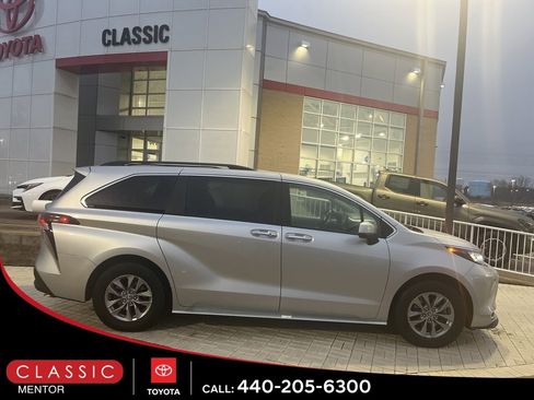 Used 2024 Toyota Sienna XLE image 1