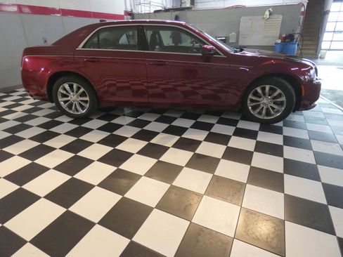 Used 2017 Chrysler 300 Limited image 4