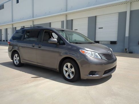 Used 2016 Toyota Sienna LE image 3