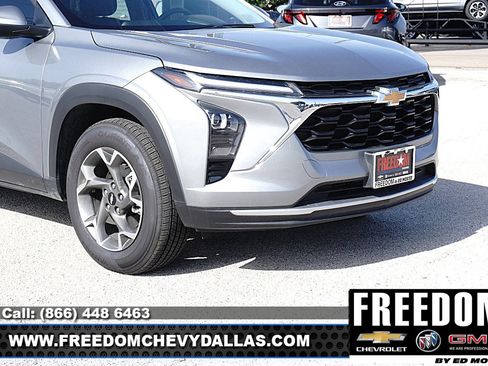 Certified 2025 Chevrolet Trax LT w/ Driver Confidence Package FWD image 36