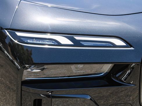 Certified 2025 BMW 740i w/ Premium Package RWD image 8