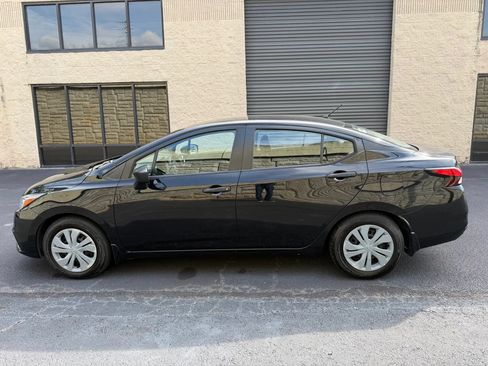 Used 2021 Nissan Versa S FWD image 2