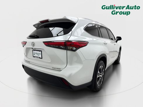 Used 2023 Toyota Highlander XLE AWD/4WD image 8
