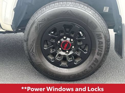 Used 2021 Toyota Tacoma SR5 AWD/4WD image 12