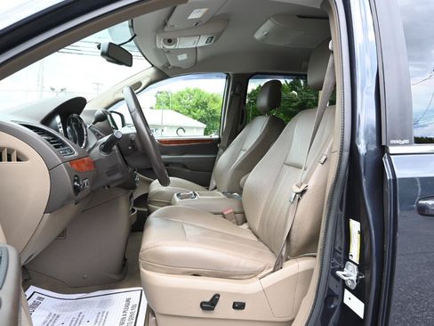 Used 2014 Chrysler Town & Country Touring FWD image 18