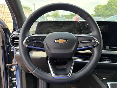 Used 2025 Chevrolet Equinox LT w/ Safety and Technology Package FWD image 11