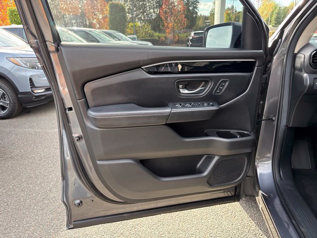Used 2025 Honda Pilot Touring image 11