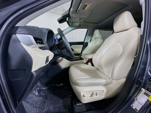 Used 2023 Toyota Highlander XLE image 12